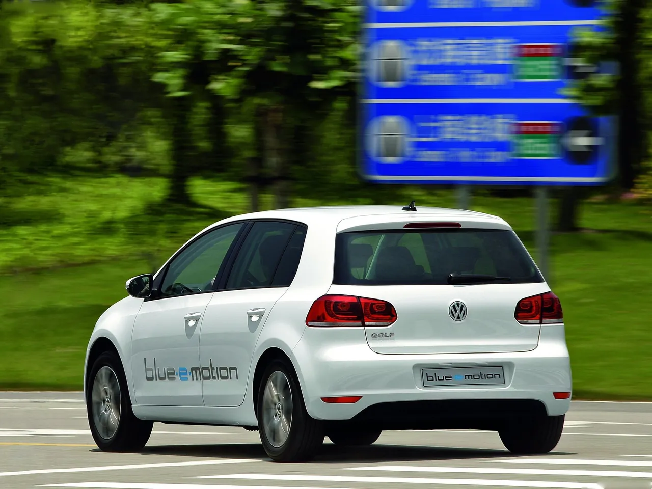 Volkswagen Golf blue-e-motion Concept (2010) - Rear Three-Quarter