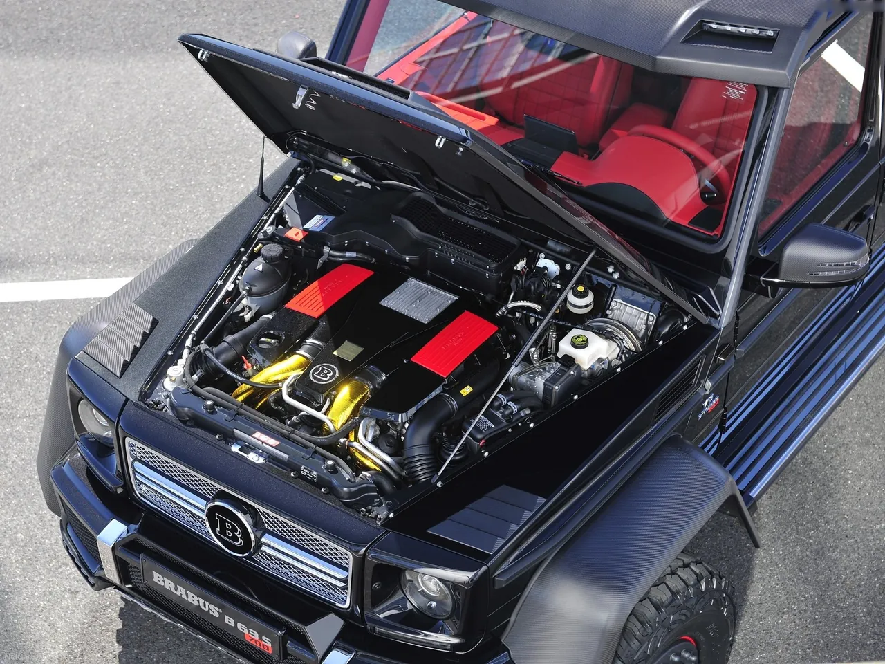 Brabus B63S-700 6x6 (2013) – motorový prostor