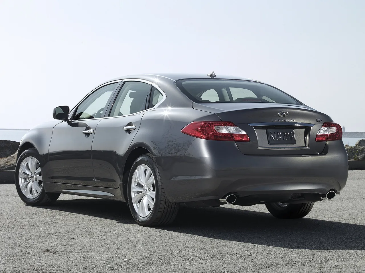 Infiniti M (2011) – zadní tříčtvrteční pohled