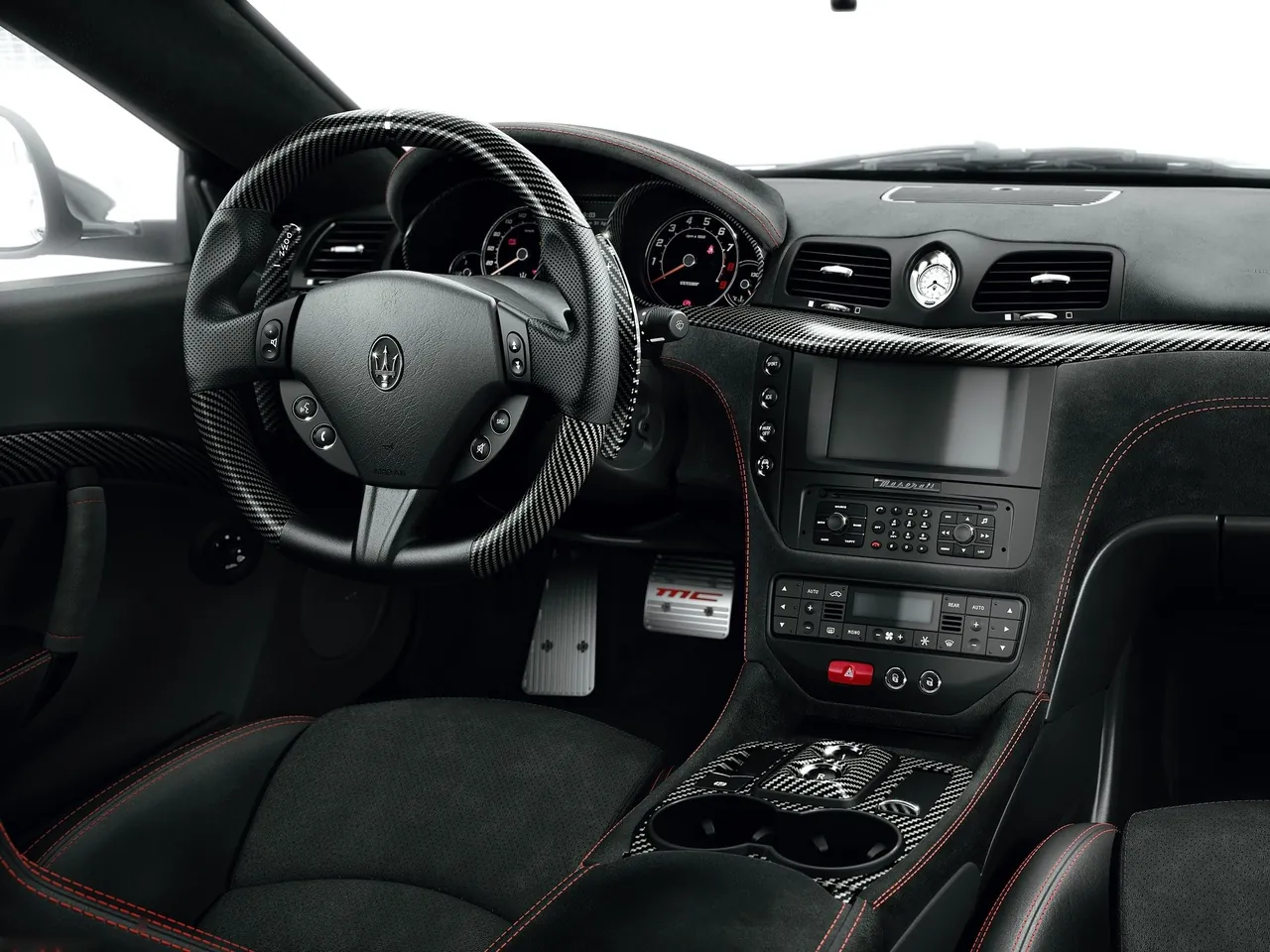 Maserati GranTurismo MC Stradale (2014) – interiér