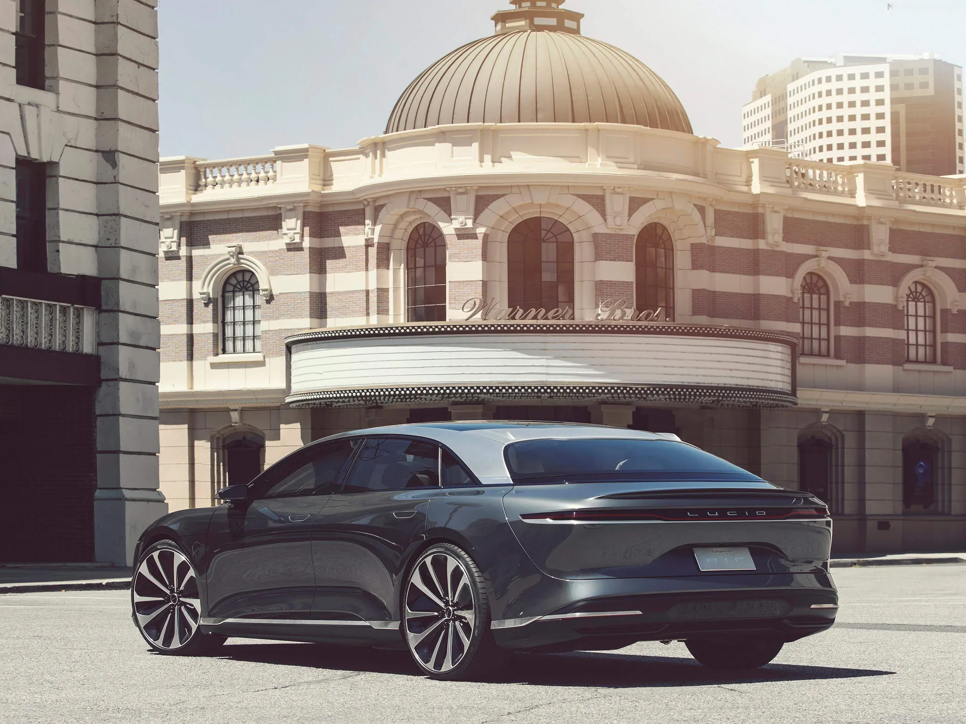 Lucid Air (2021) – zadní tříčtvrteční pohled