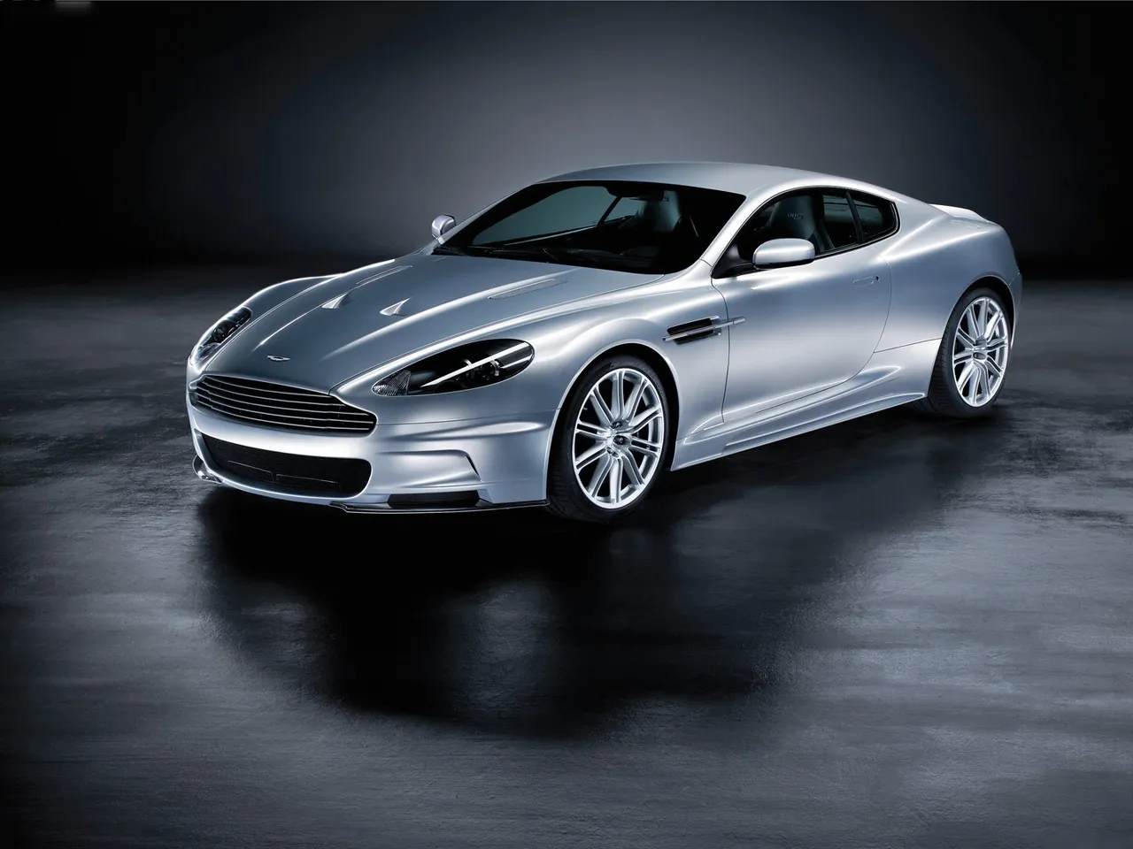 Aston Martin DBS (2008) – přední tříčtvrteční pohled