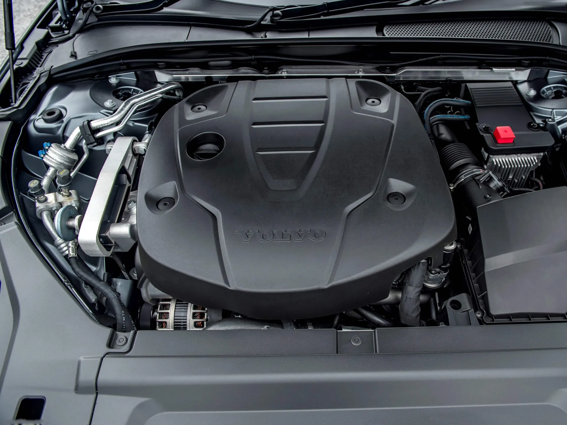 Volvo S90 (2017) – motorový prostor