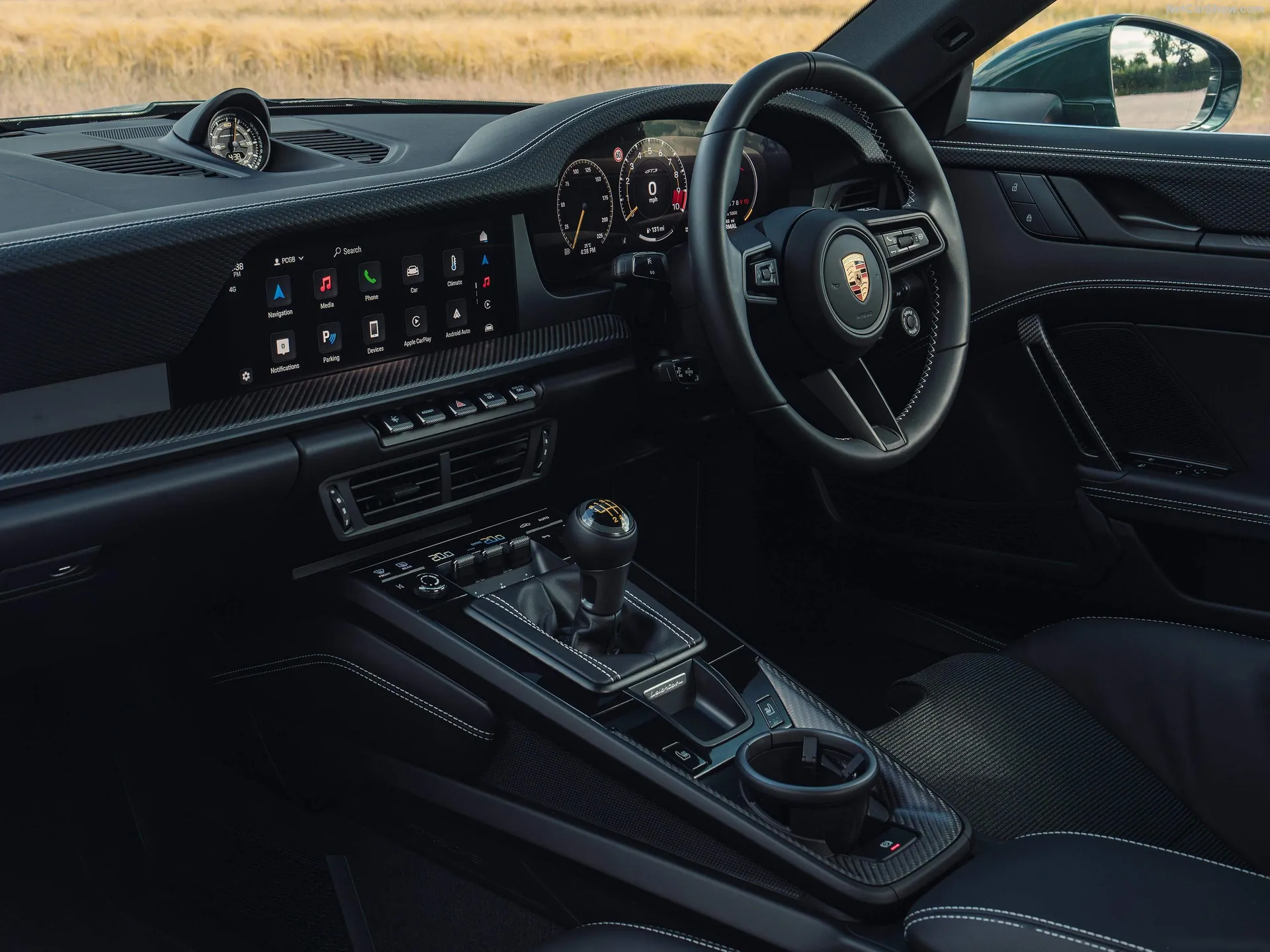 Porsche 911 GT3 Touring [UK] (2025) – interiér