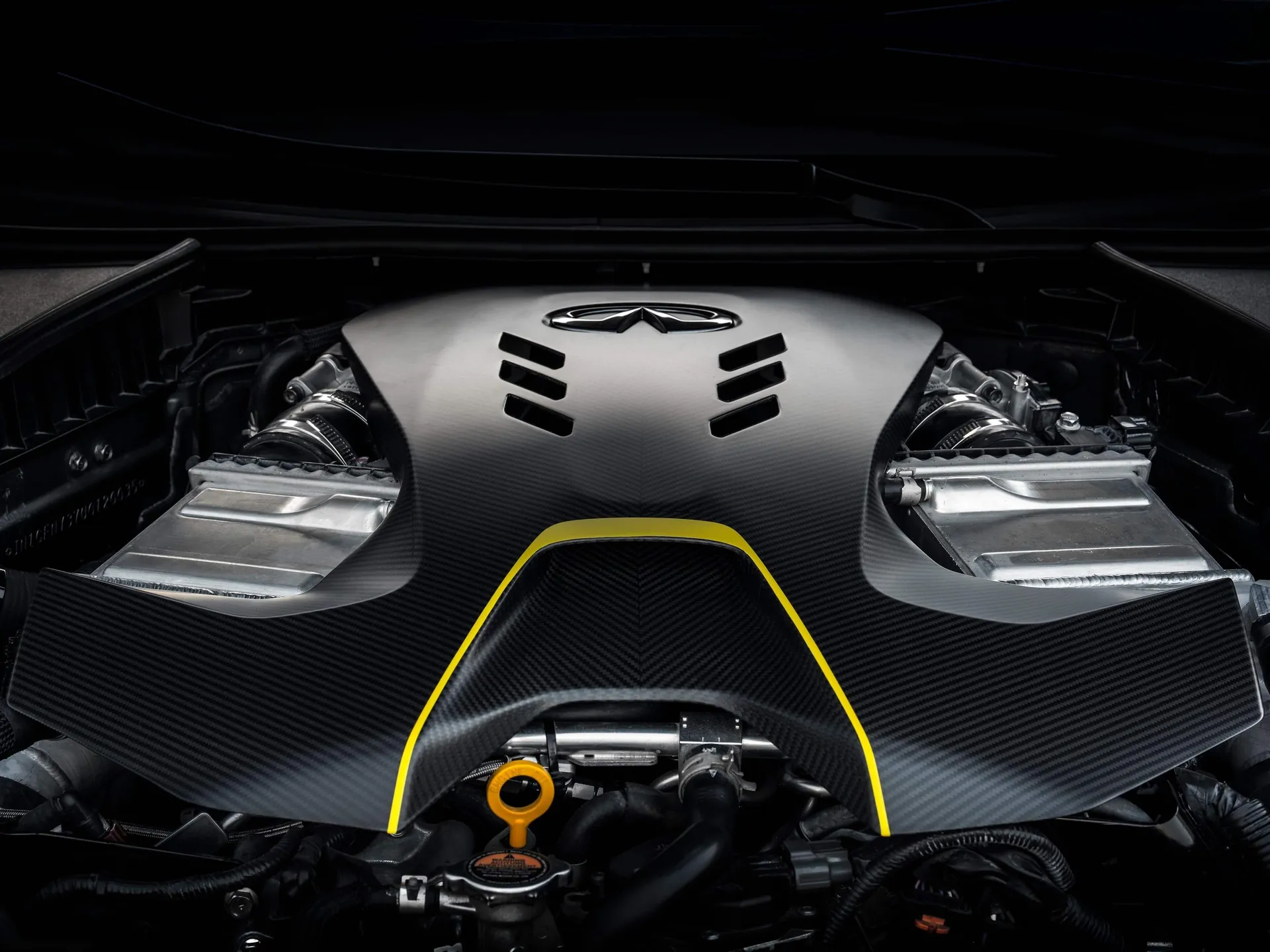 Infiniti Q60 Project Black S Concept (2018) – motorový prostor
