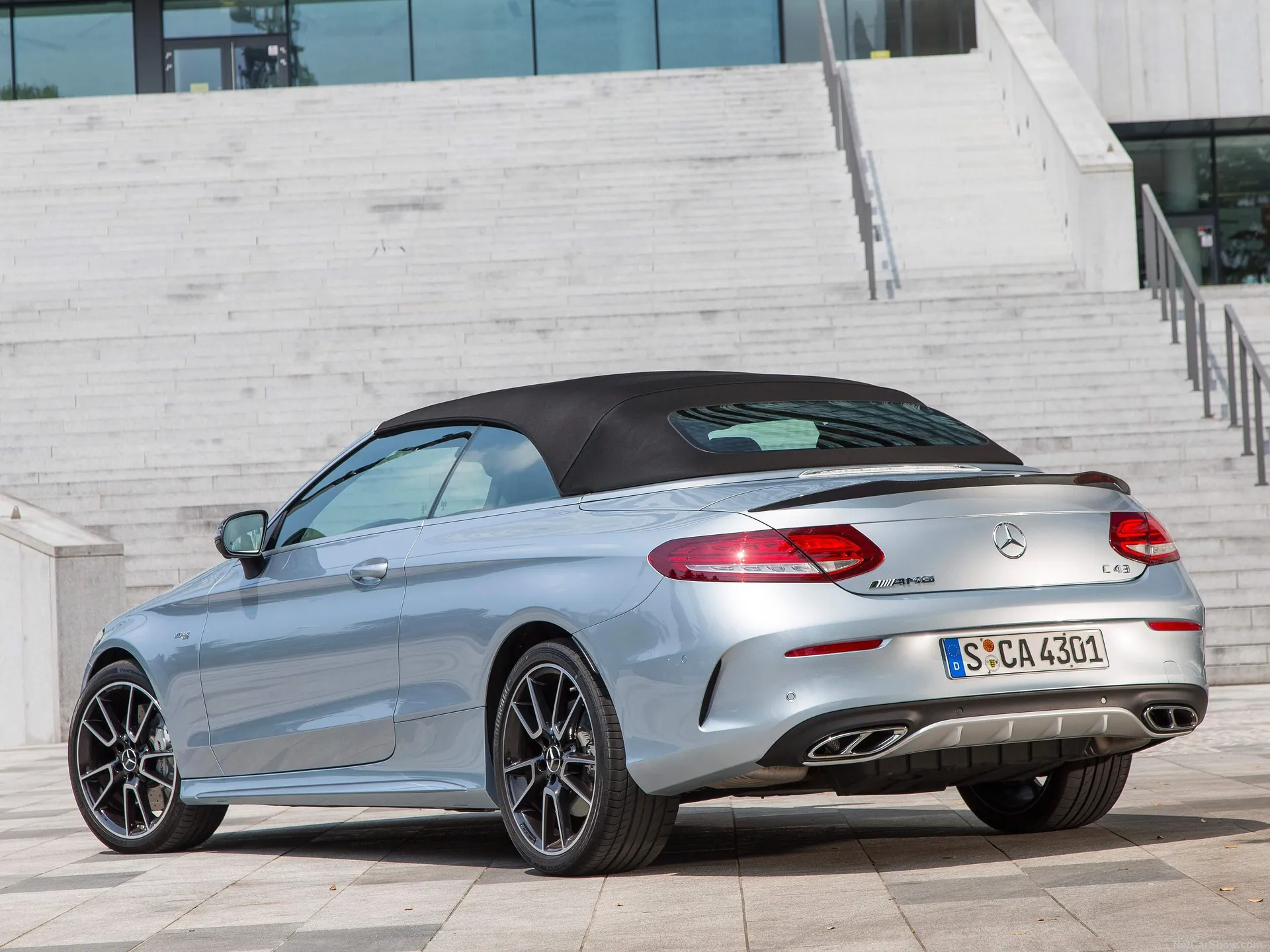 Mercedes-Benz C43 AMG 4Matic Cabriolet (2017) – zadní tříčtvrteční pohled
