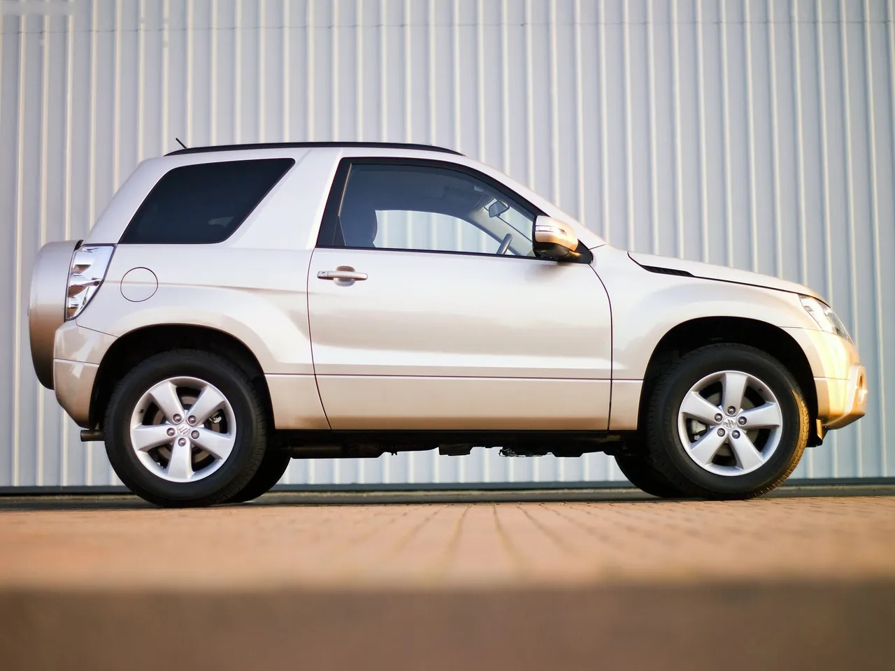 Suzuki Grand Vitara 3-door (2009) – boční profil