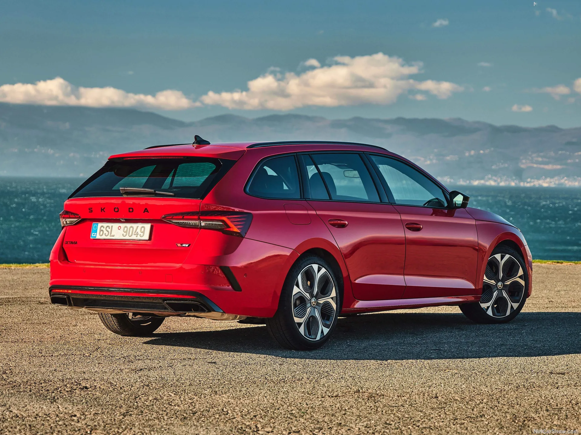 Skoda Octavia RS Combi (2025) – zadní tříčtvrteční pohled