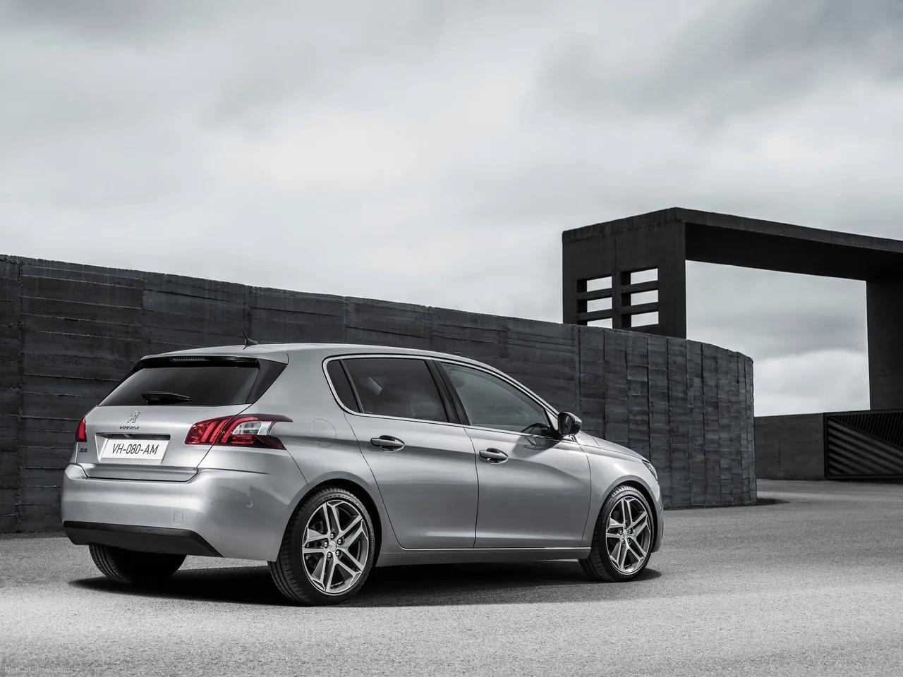 Peugeot 308 (2014) – zadní tříčtvrteční pohled