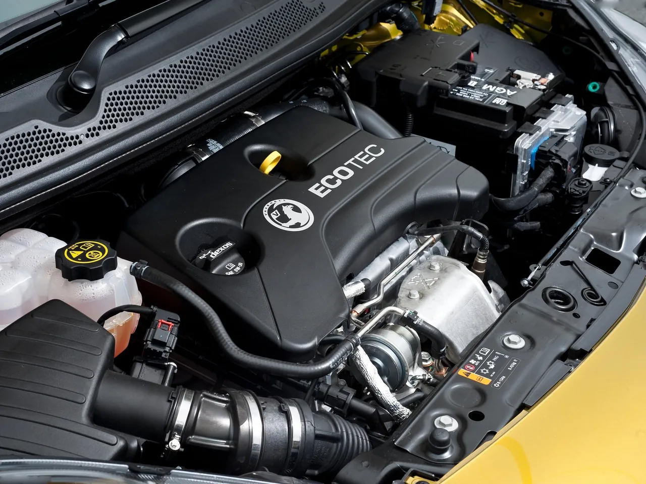 Vauxhall Adam Rocks Air (2015) – motorový prostor