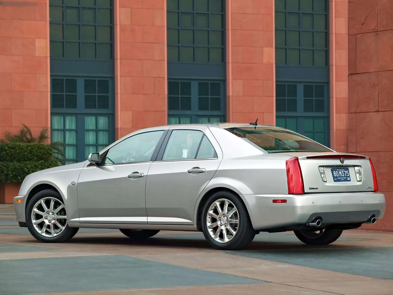 Cadillac STS (2005) – zadní tříčtvrteční pohled