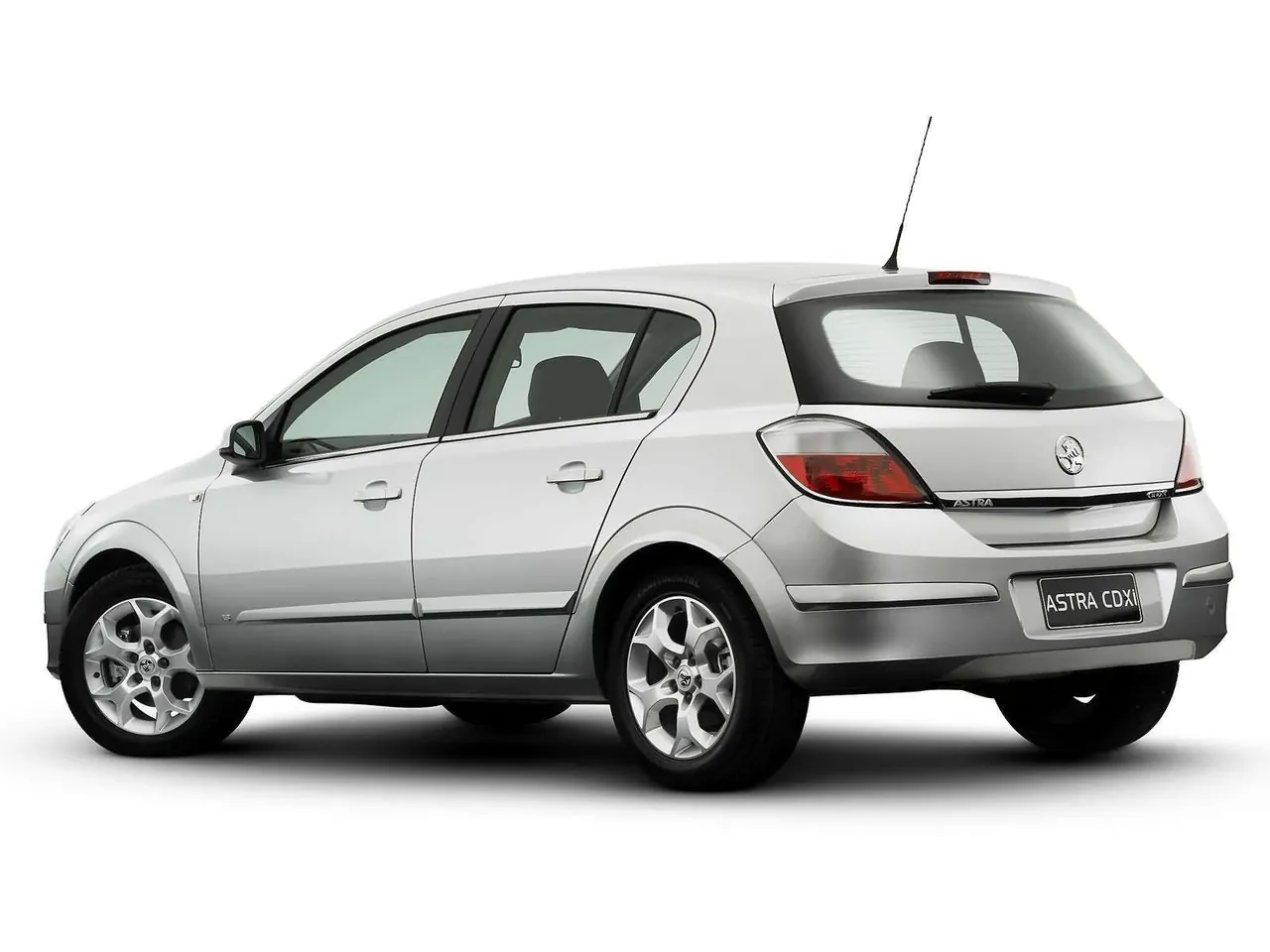 Holden Astra CDXi 5door (2004) – zadní tříčtvrteční pohled