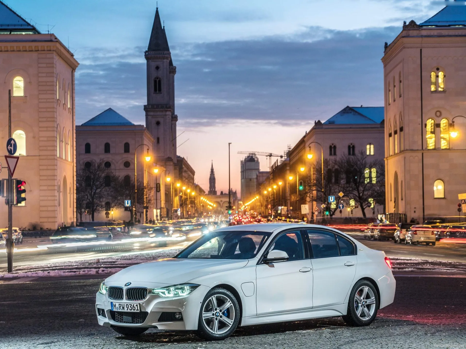 BMW 330e (2016)