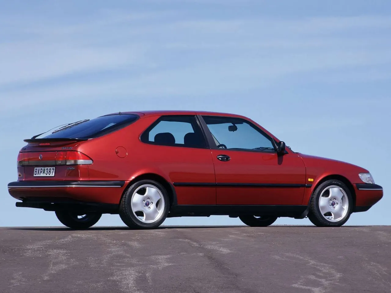 Saab 900 Coupe (1997) – zadní tříčtvrteční pohled