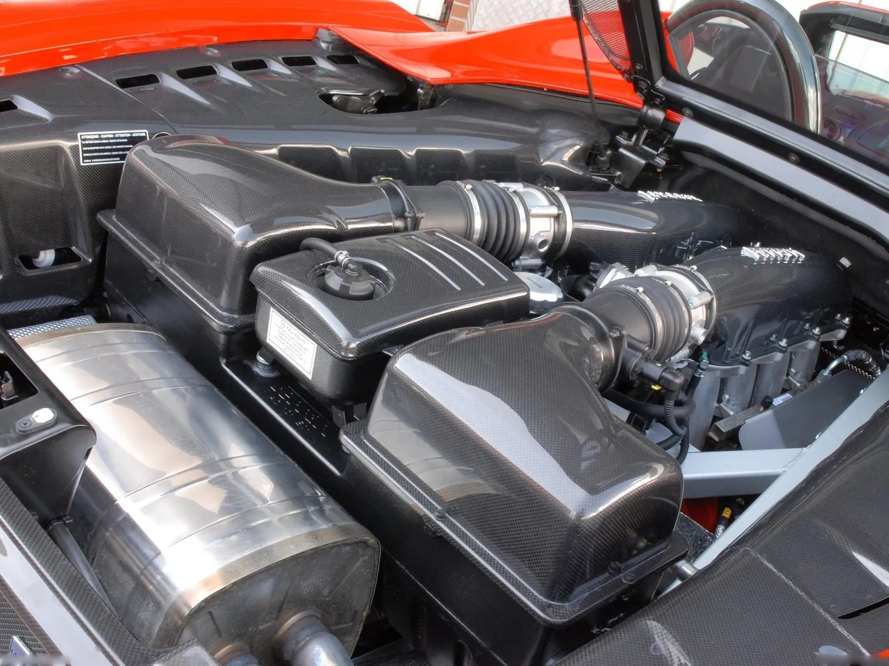 Ferrari Scuderia Spider 16M (2009) – motorový prostor