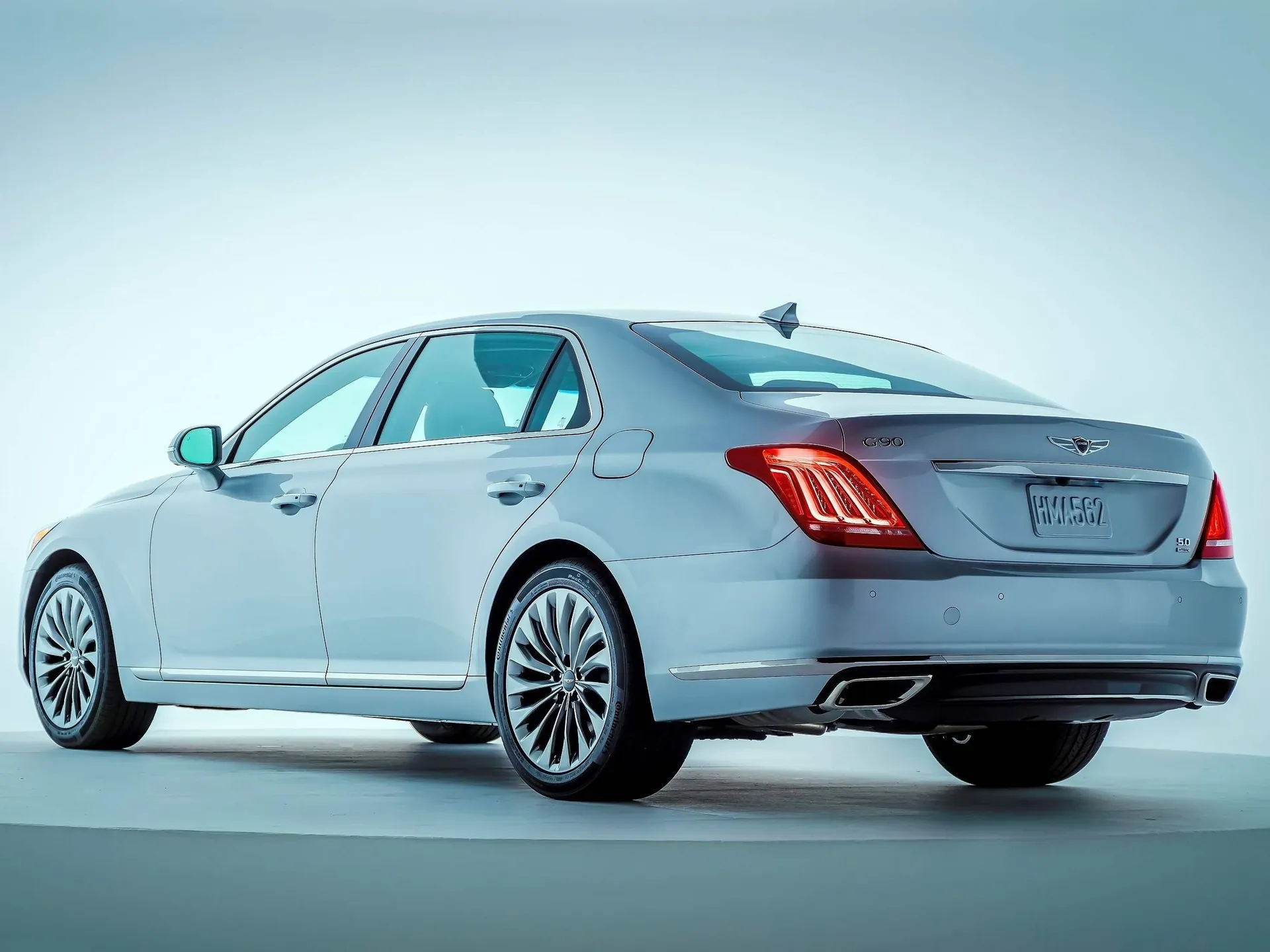 Genesis G90 (2017) – zadní tříčtvrteční pohled