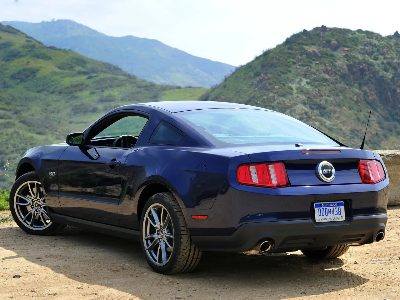 Ford Mustang GT (2011) – zadní tříčtvrteční pohled