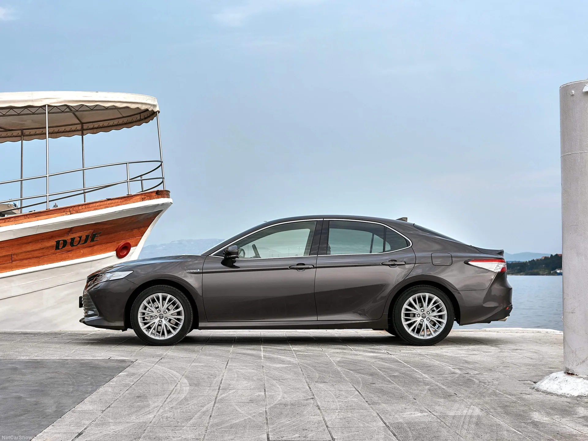 Toyota Camry Hybrid [EU] (2019) – boční profil