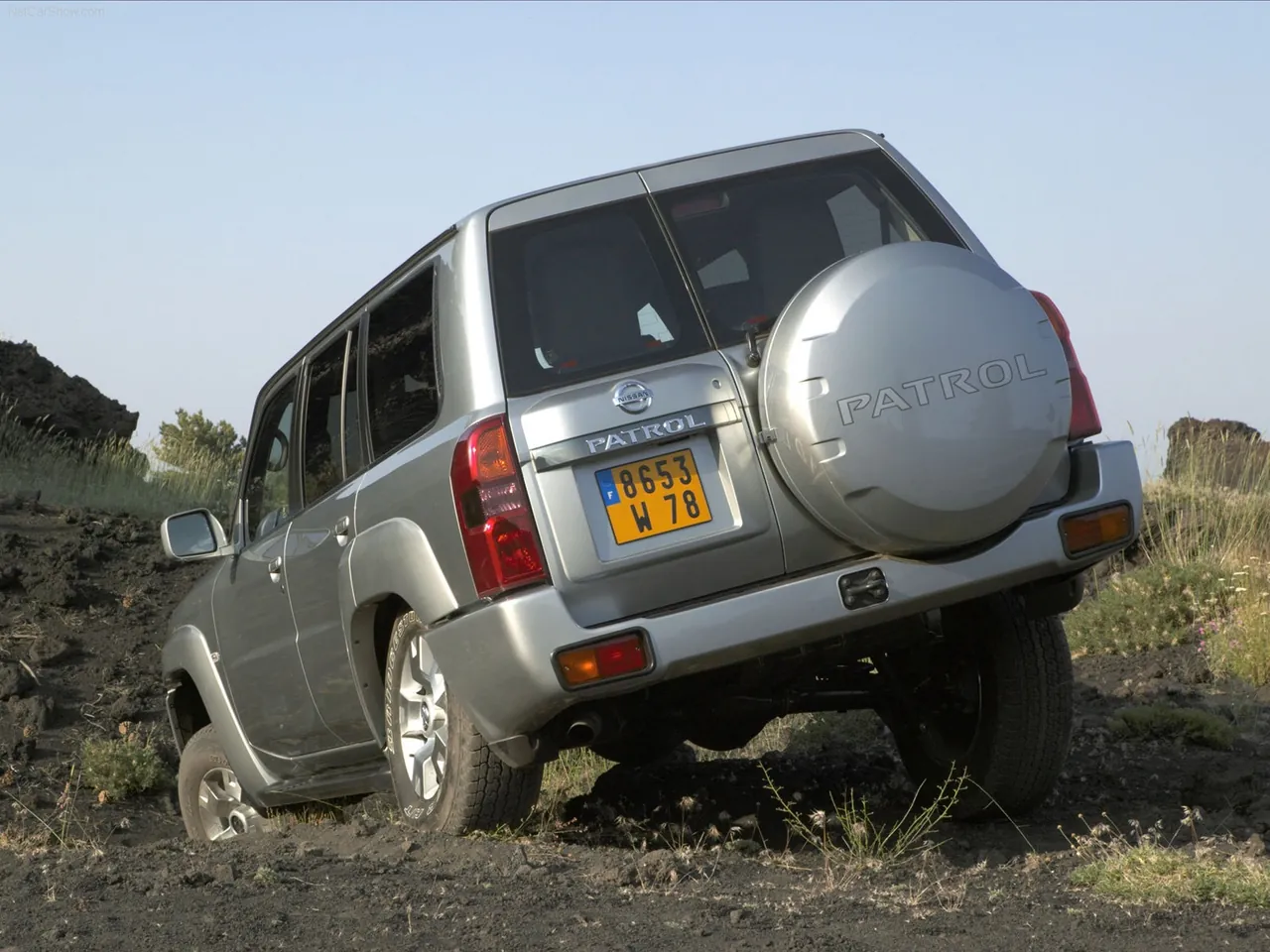 Nissan Patrol (2005) – zadní tříčtvrteční pohled