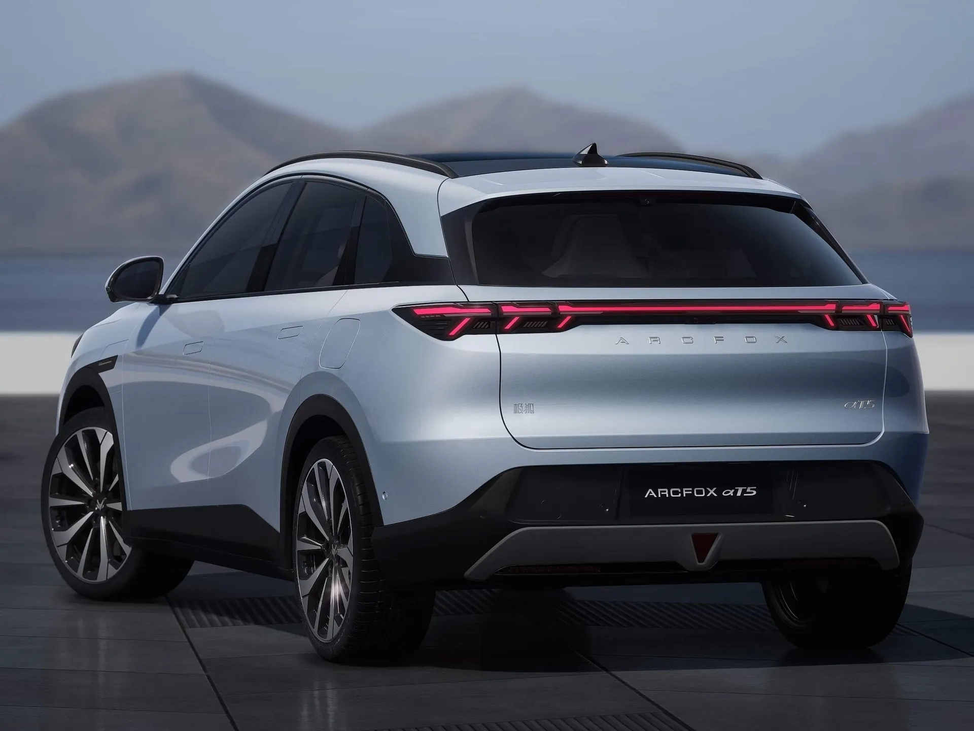 BAIC ArcFox Alpha T5 (2024) – zadní tříčtvrteční pohled