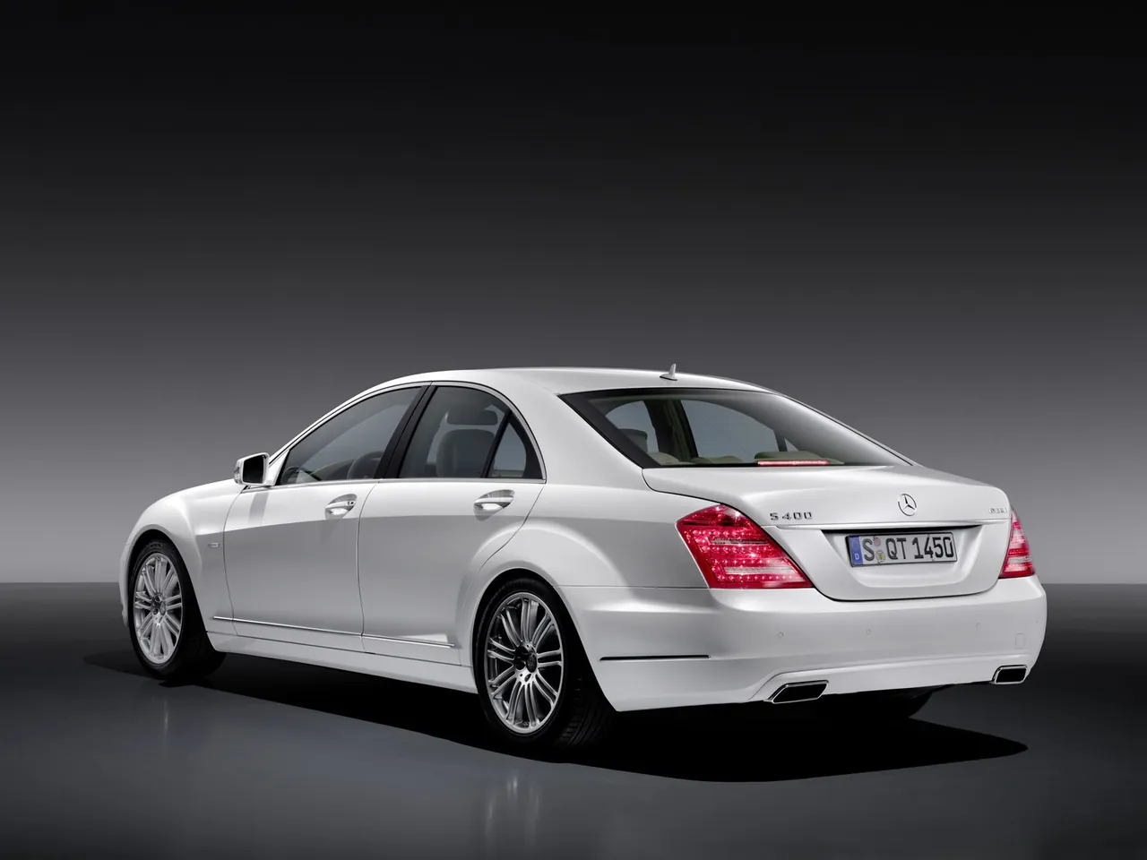Mercedes-Benz S-Class (2010) - Rear Three-Quarter