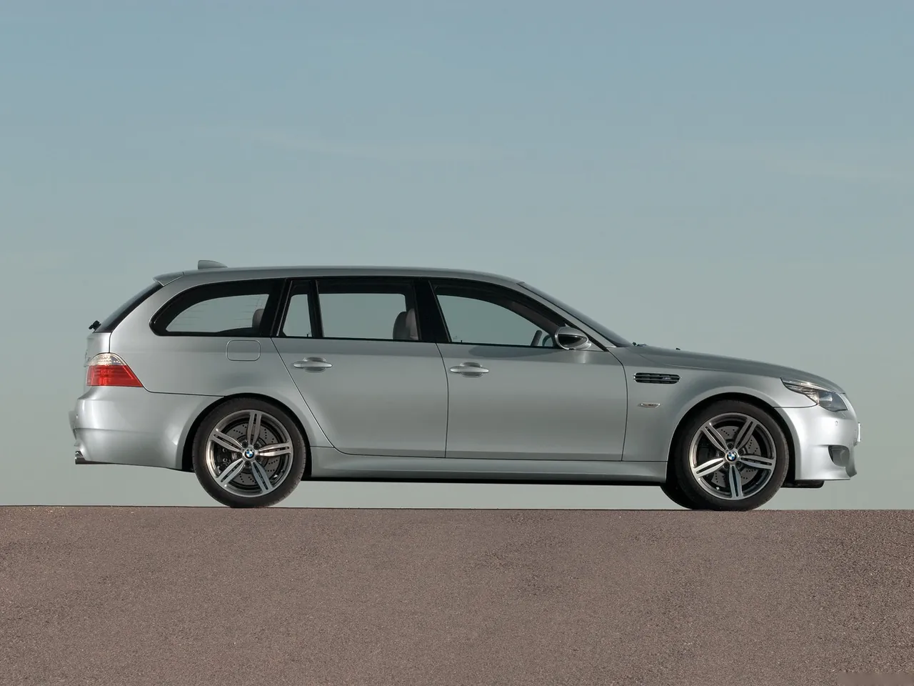 BMW M5 Touring (2008) – boční profil