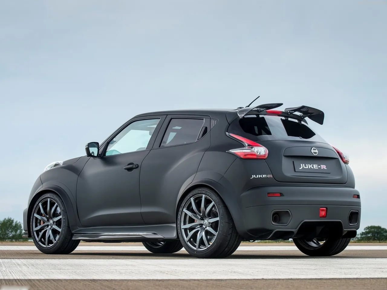 Nissan Juke-R 2.0 Concept (2015) – zadní tříčtvrteční pohled