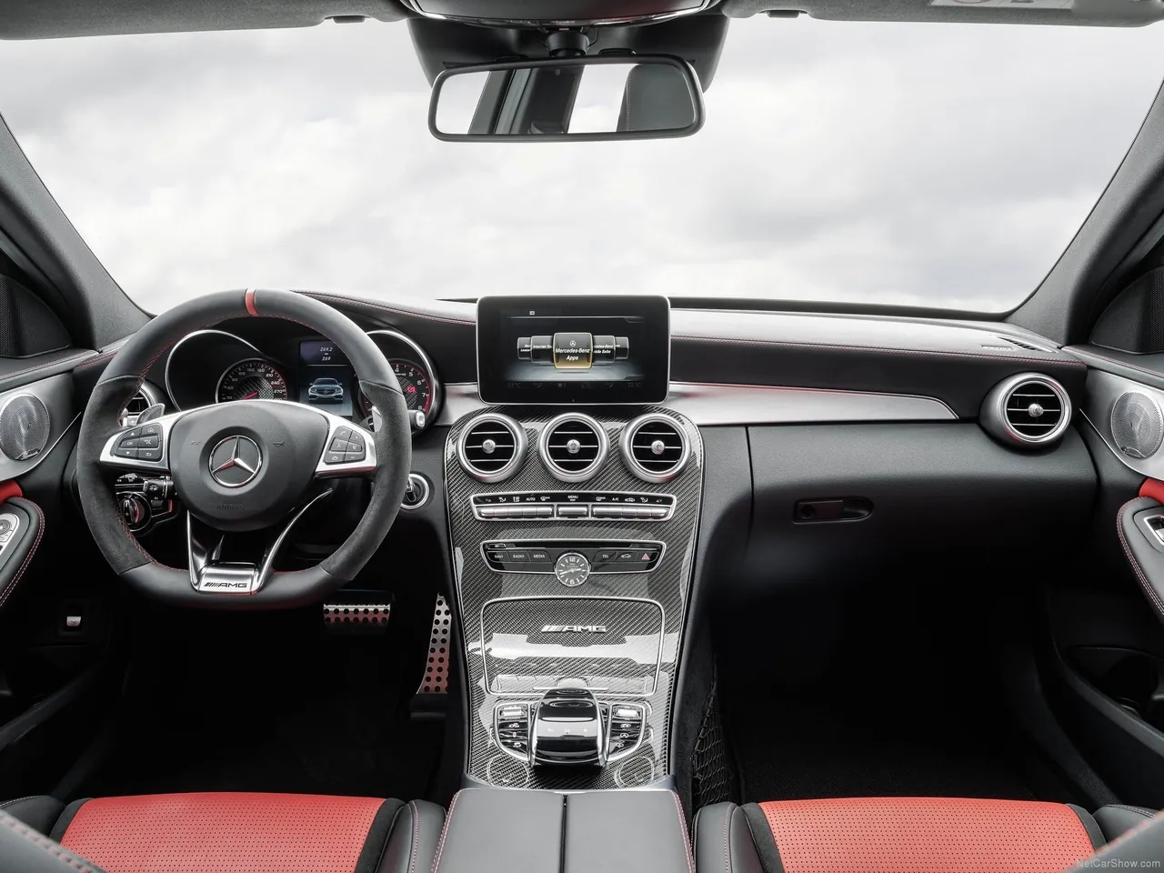 Mercedes-Benz C63 AMG (2015) – interiér