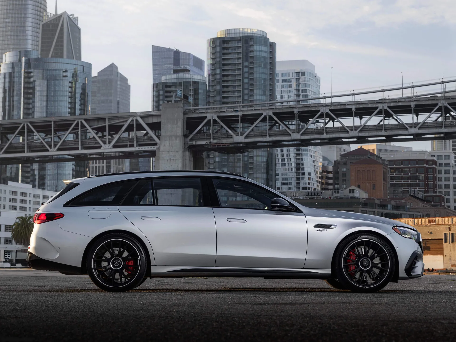 Mercedes-Benz E53 AMG Hybrid Estate (2025) – boční profil