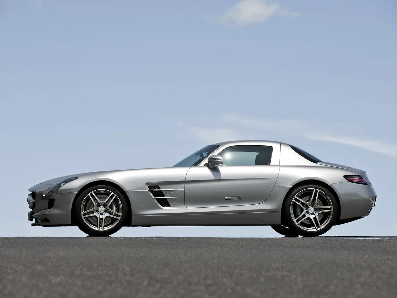 Mercedes-Benz SLS AMG (2011) – boční profil