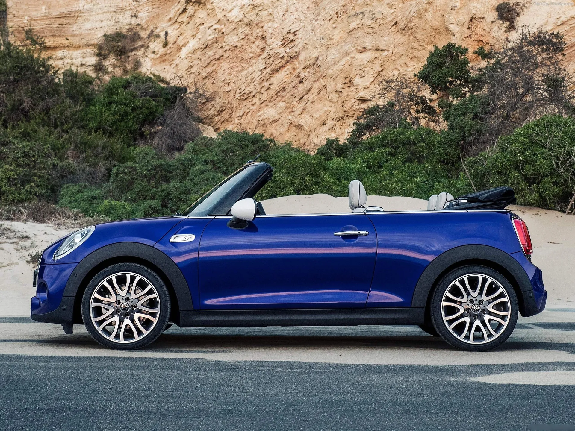Mini Cooper S Convertible (2019) – boční profil