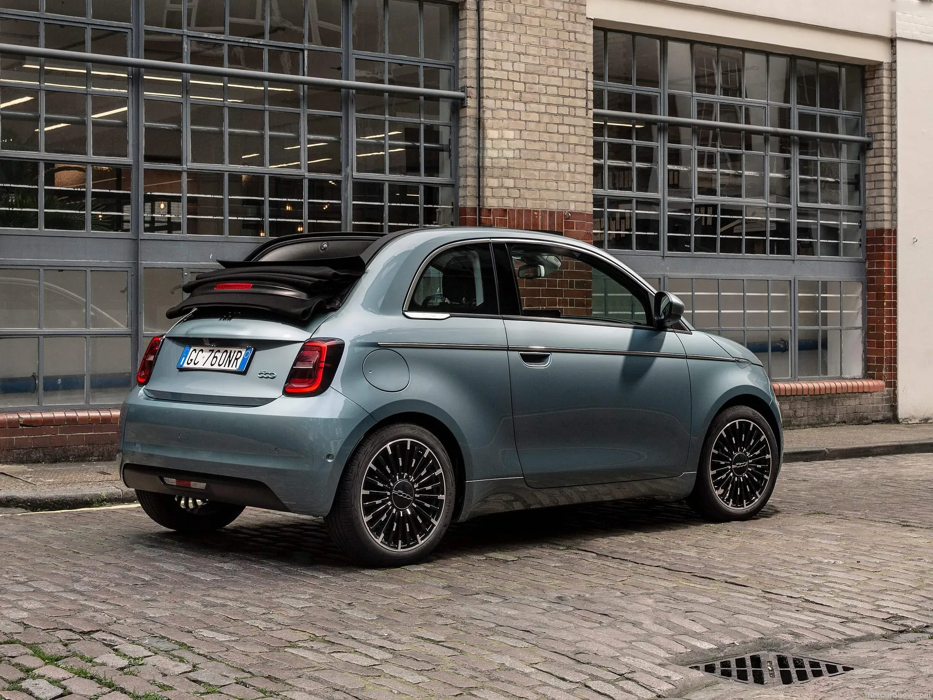 Fiat 500 Cabrio (2021) – zadní tříčtvrteční pohled