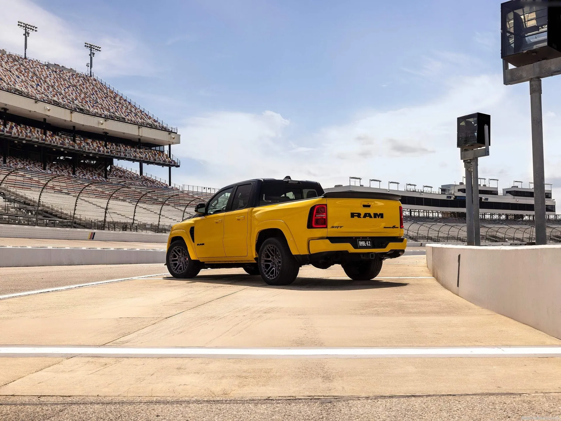 Ram 1500 Rumble Bee SRT (2027) – zadní tříčtvrteční pohled