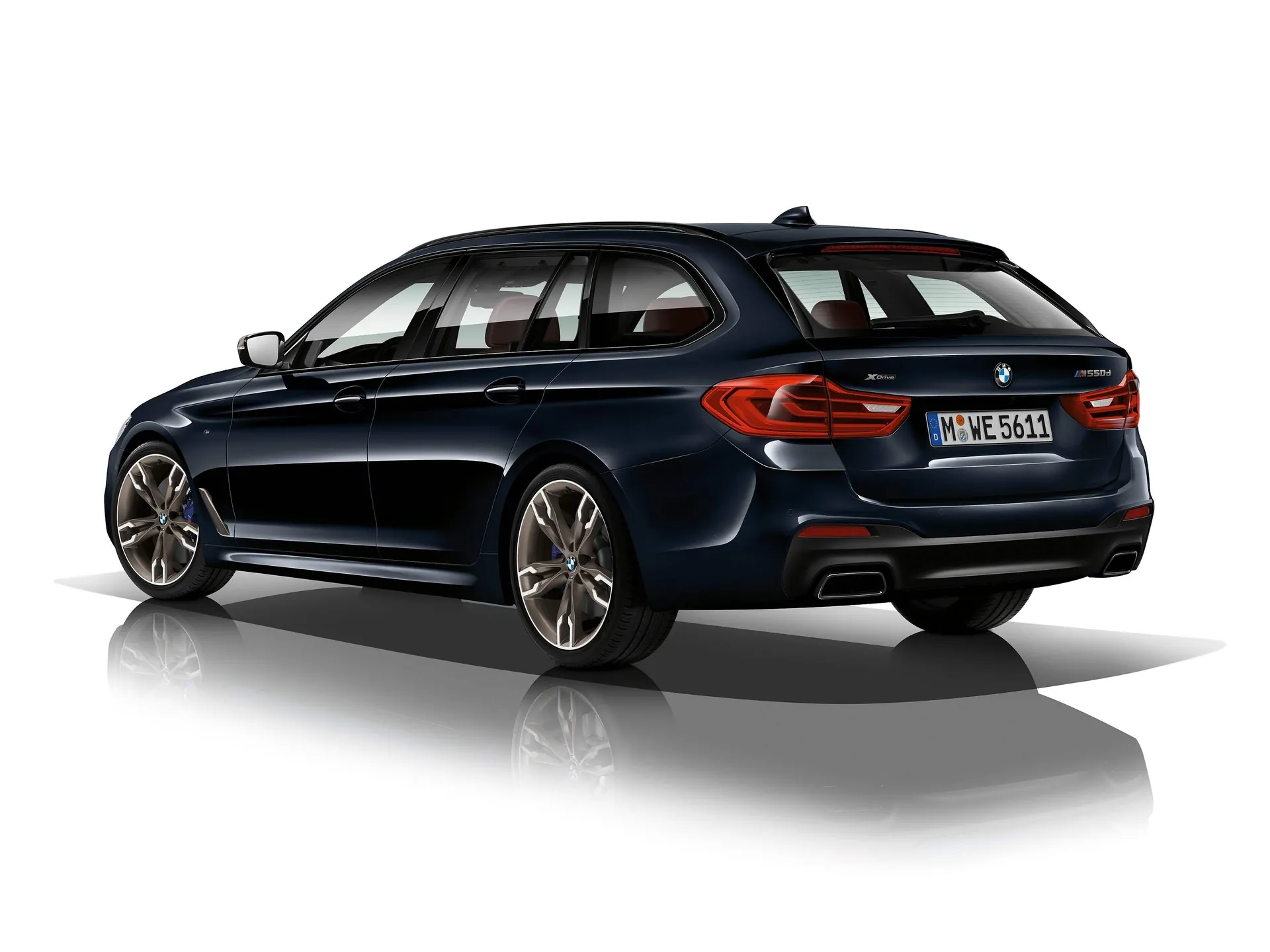 BMW M550d xDrive Touring (2018) – zadní tříčtvrteční pohled