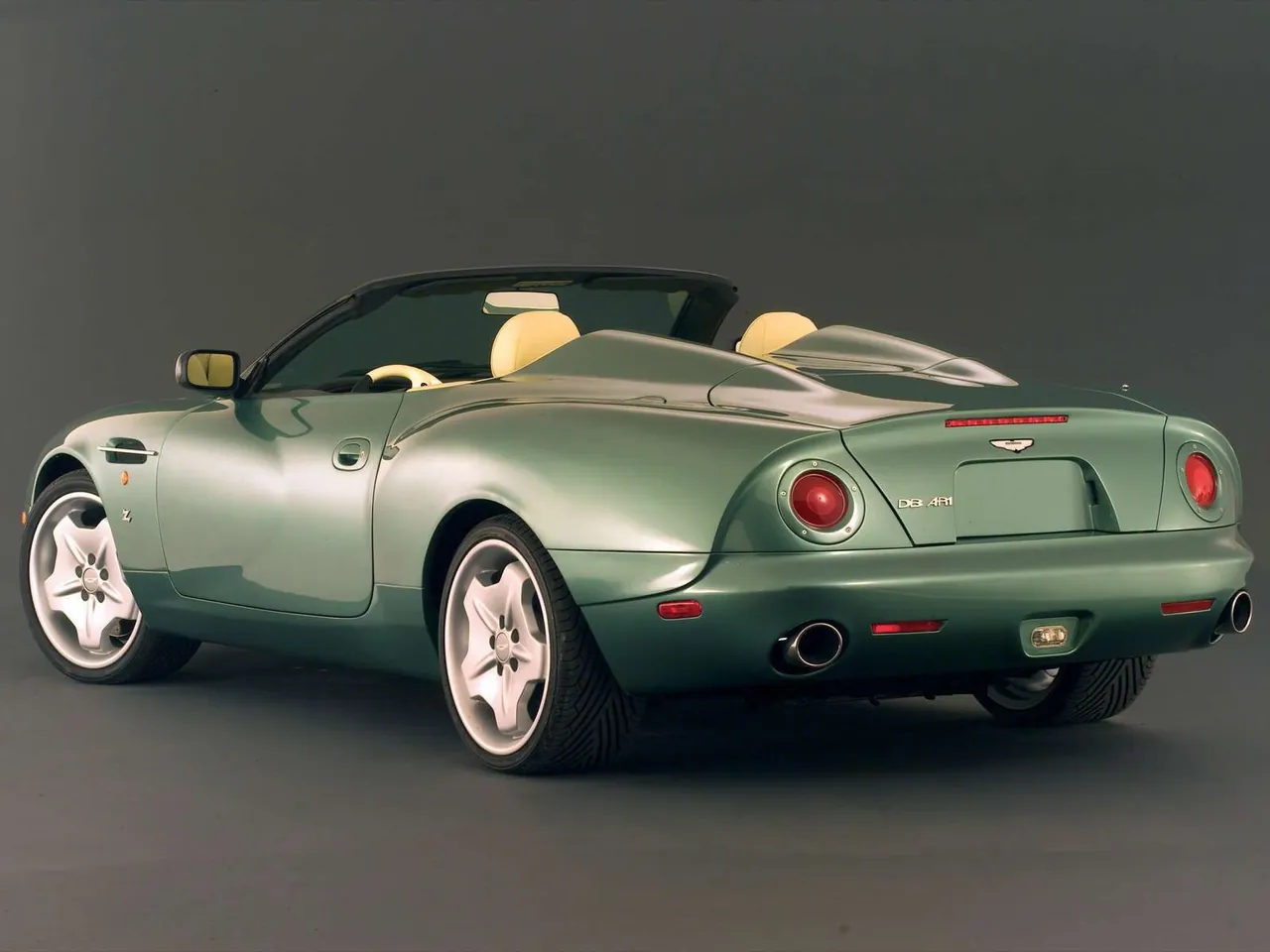 Aston Martin DB AR1 (2003) – zadní tříčtvrteční pohled