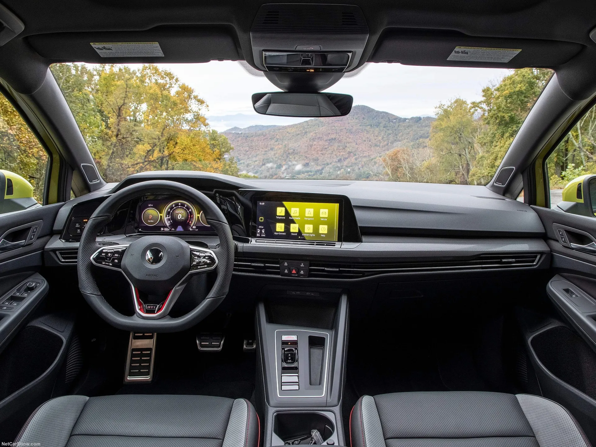 Volkswagen Golf GTI [US] (2022) – interiér