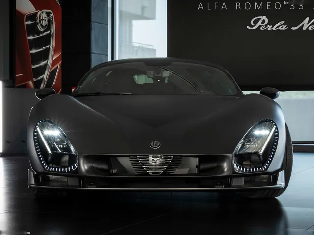 Alfa Romeo 33 Stradale Perla Nera (2026)