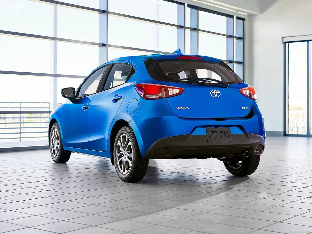 Toyota Yaris Hatchback [US] (2020) – zadní tříčtvrteční pohled
