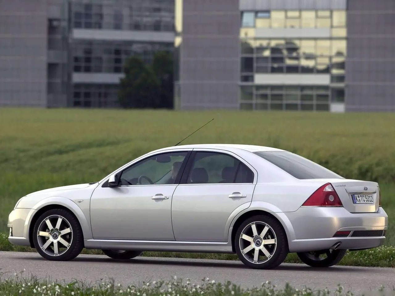 Ford Mondeo Titanium TDCi (2004) – zadní tříčtvrteční pohled