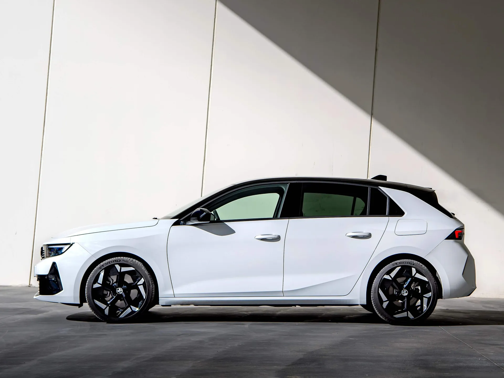 Vauxhall Astra GSe (2023) – boční profil