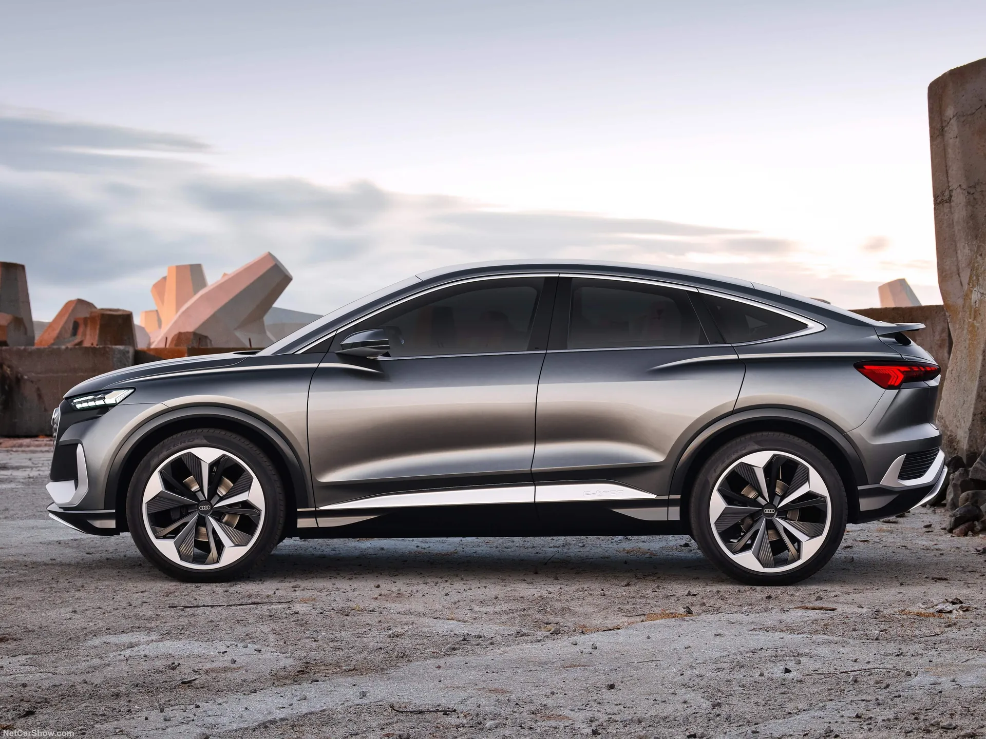Audi Q4 Sportback e-tron Concept (2020) – boční profil