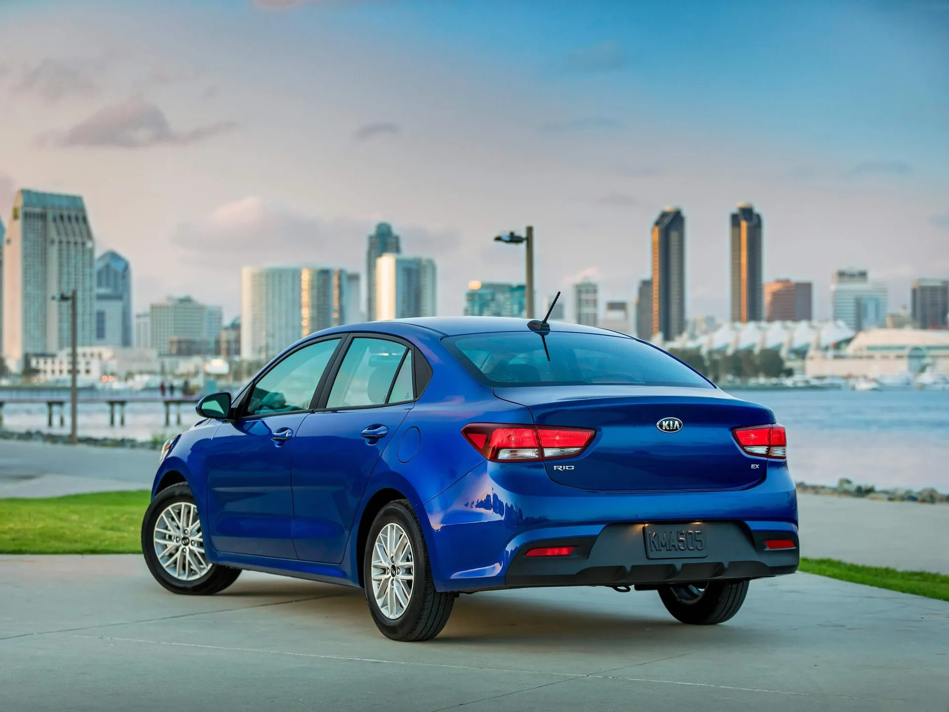 Kia Rio Sedan (2018) – zadní tříčtvrteční pohled