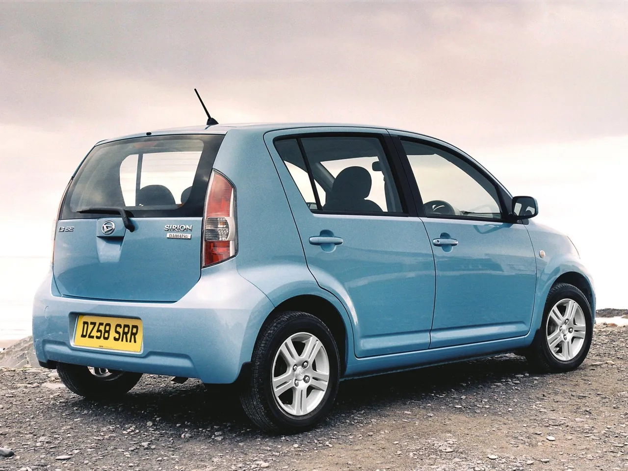 Daihatsu Sirion (2007) – zadní tříčtvrteční pohled