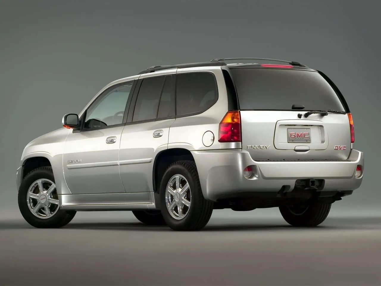 GMC Envoy Denali (2005) – zadní tříčtvrteční pohled