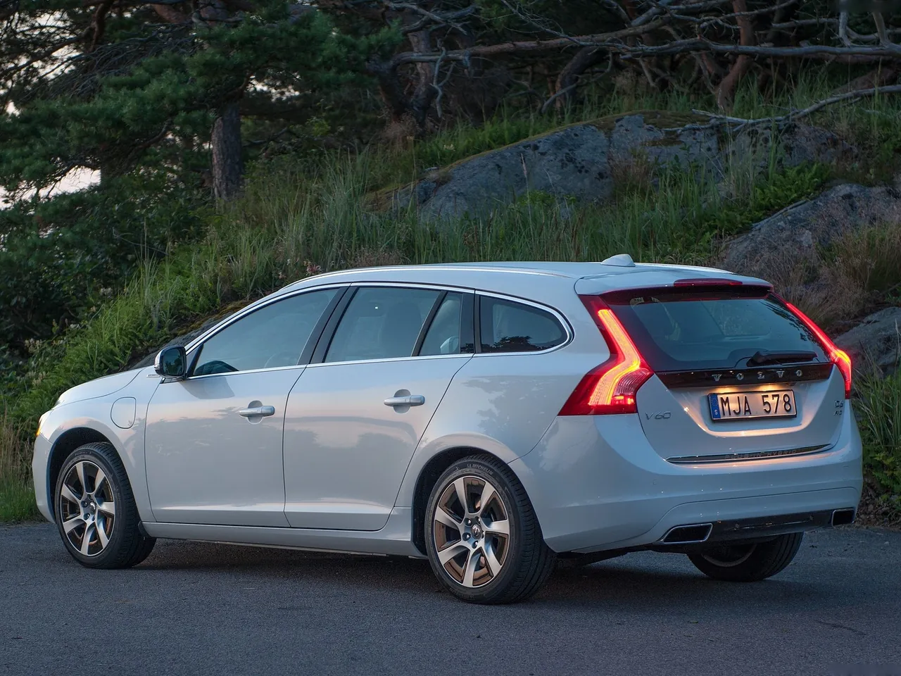 Volvo V60 Plug-in Hybrid (2014) – zadní tříčtvrteční pohled