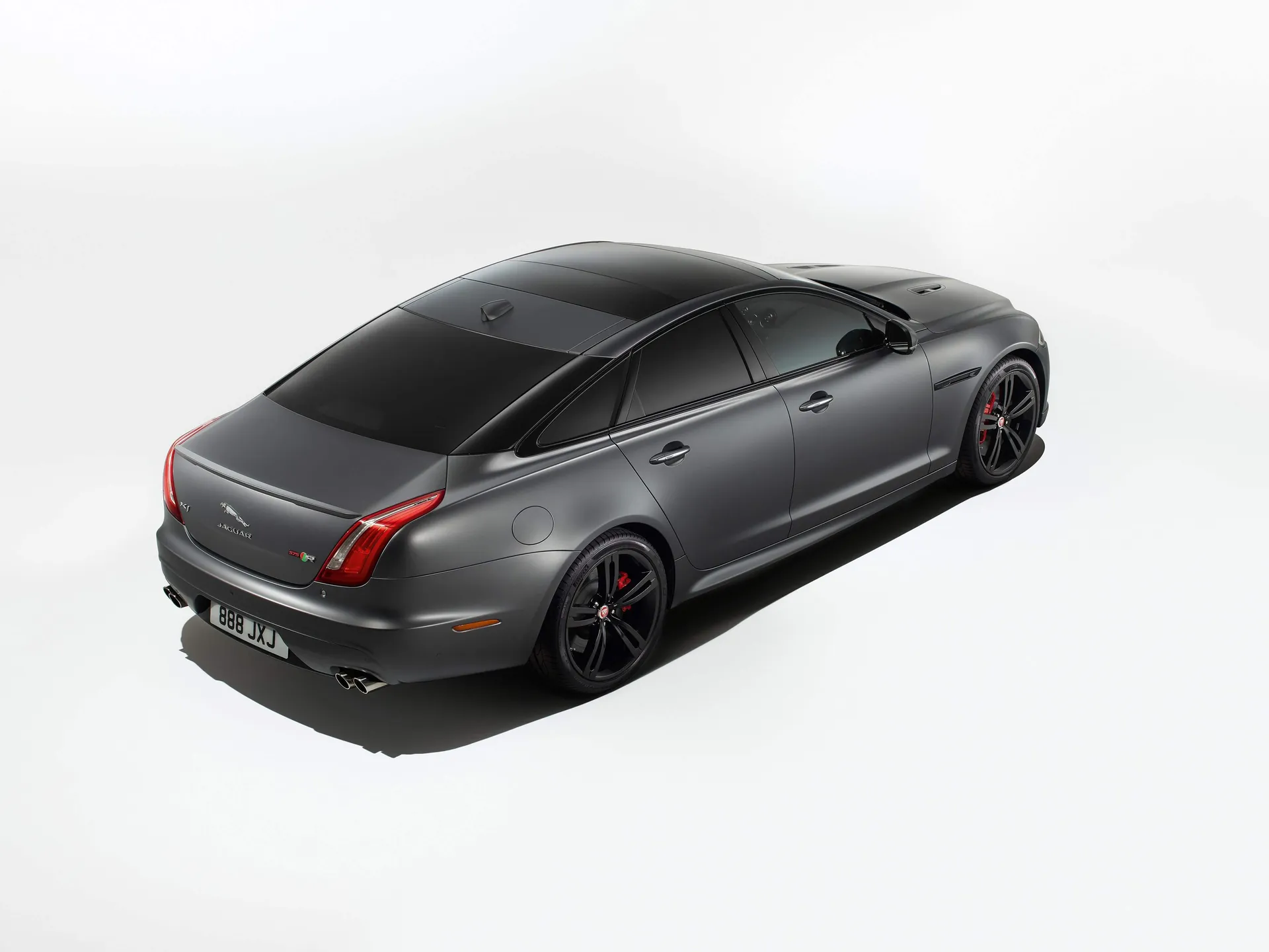 Jaguar XJR575 (2018) – zadní tříčtvrteční pohled