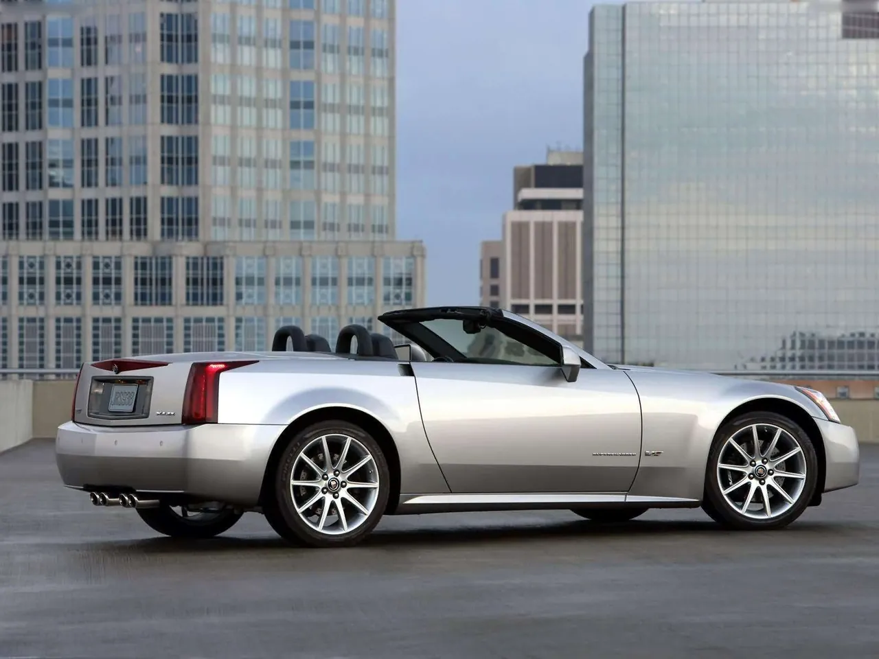Cadillac XLRV (2006) – zadní tříčtvrteční pohled
