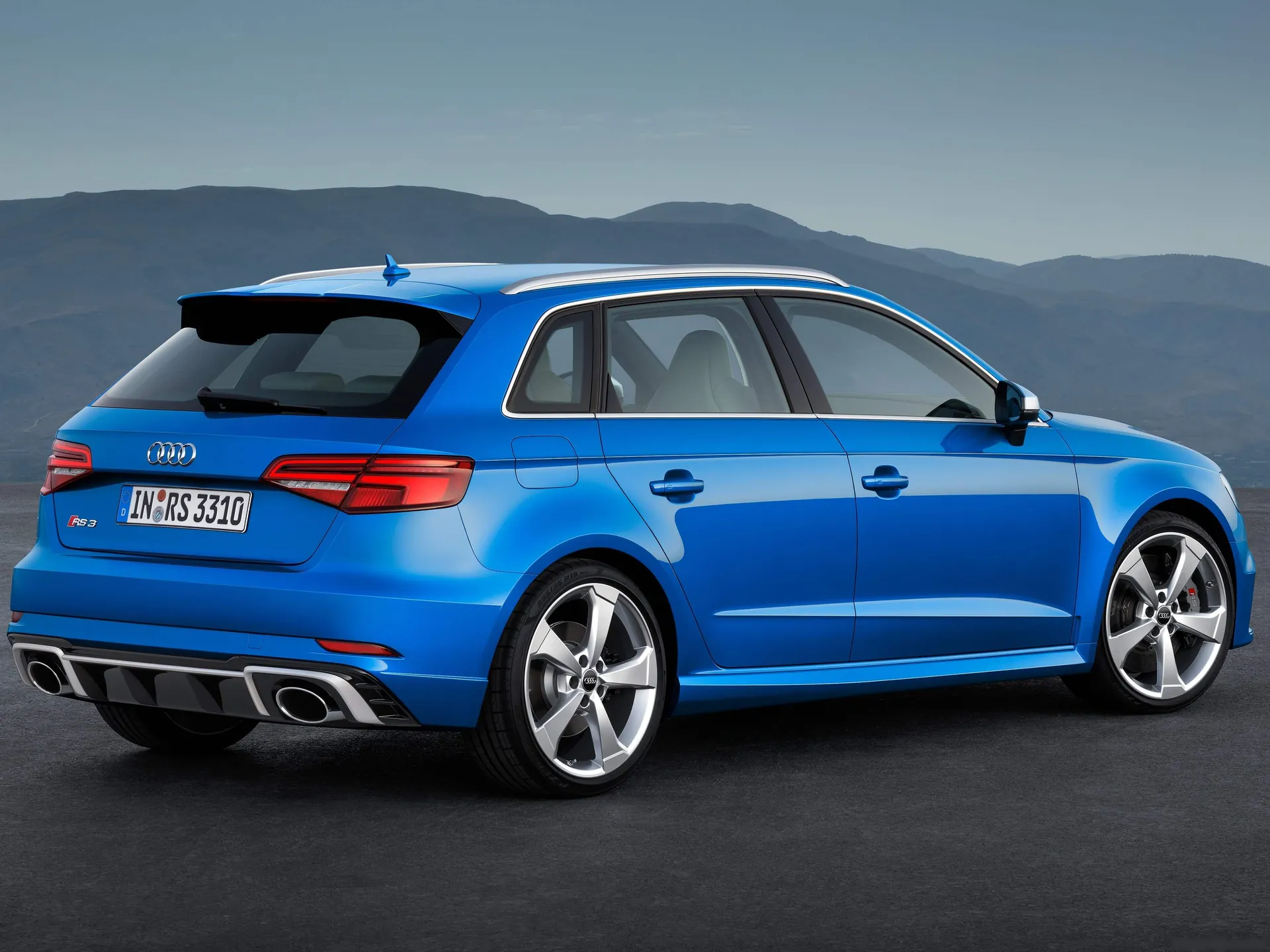 Audi RS3 Sportback (2018) – zadní tříčtvrteční pohled