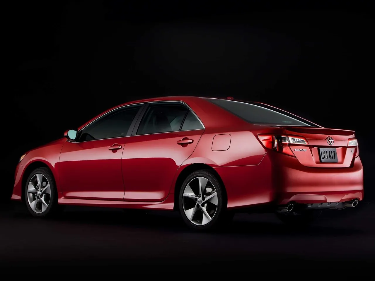 Toyota Camry (2012) – zadní tříčtvrteční pohled