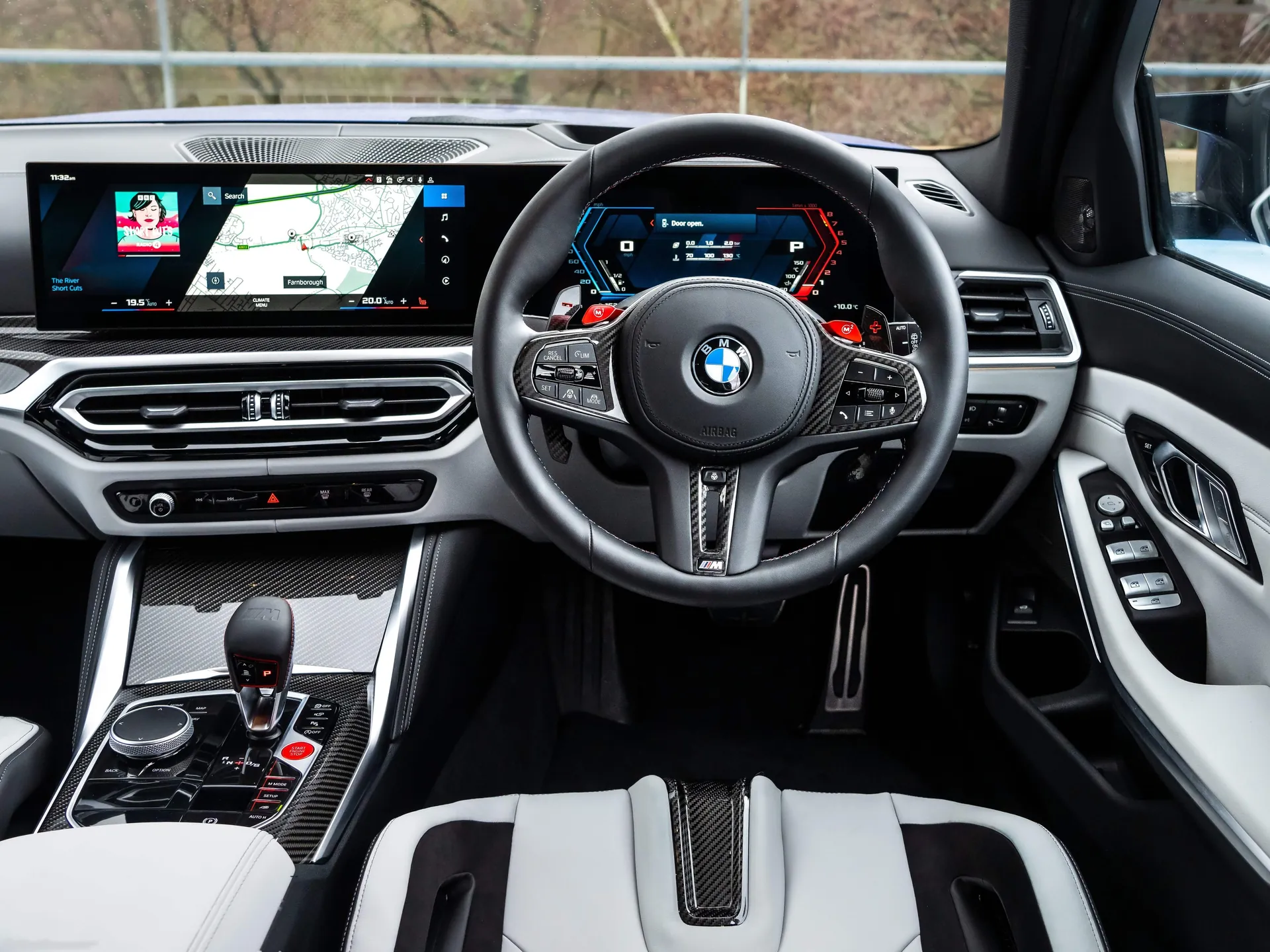 BMW M3 Competition Touring [UK] (2023) – interiér